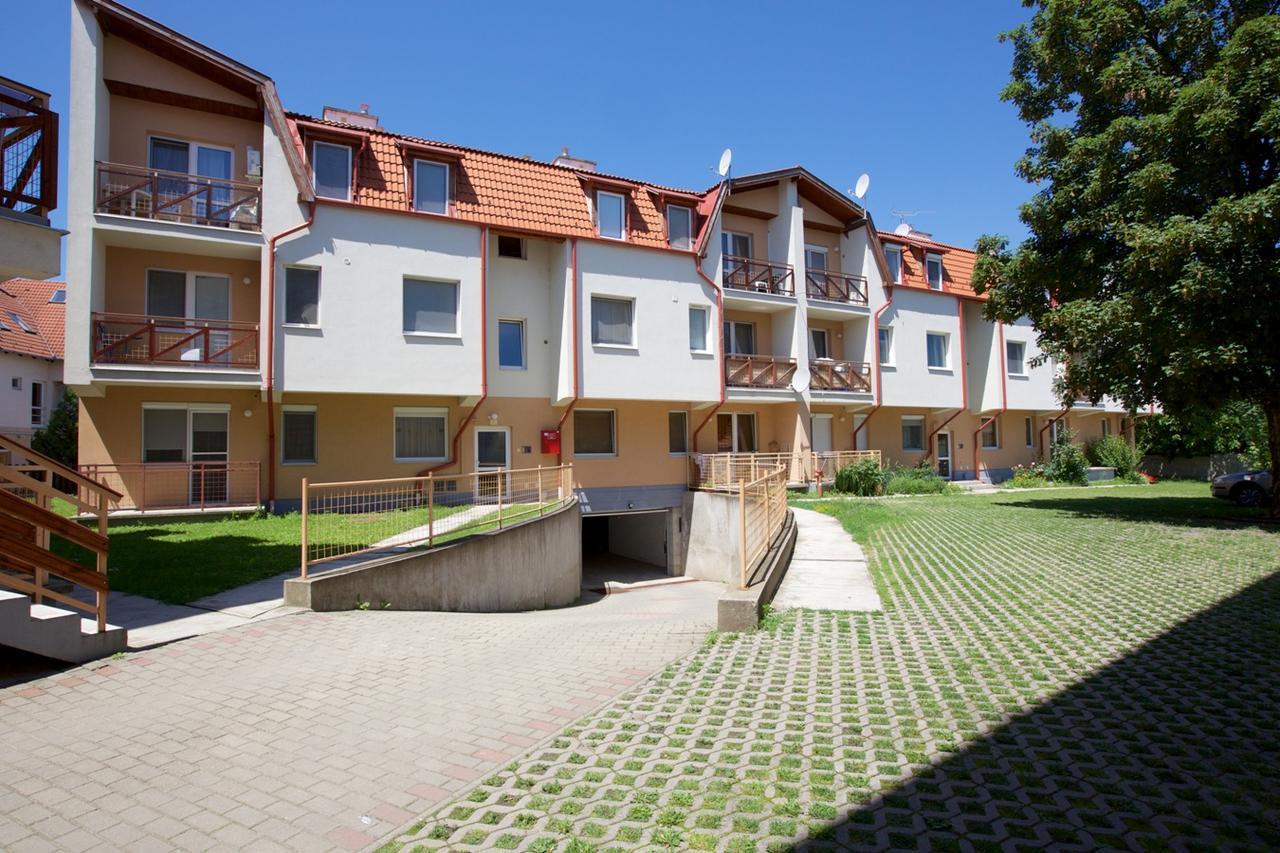 Zoli Apartmanok-Timi Koelcsey 34-36 Hajduszoboszlo Exterior photo